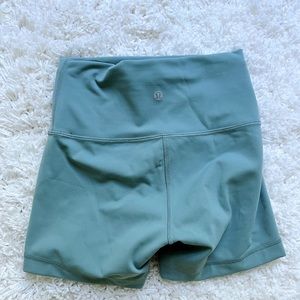 NWOT Wunder Train High Rise Short 4”